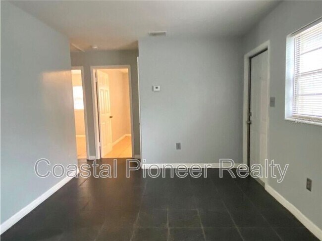 Building Photo - 9502 N 11th St