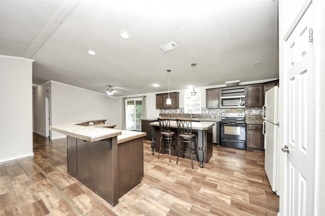 Building Photo - 4000 Mustang Rd