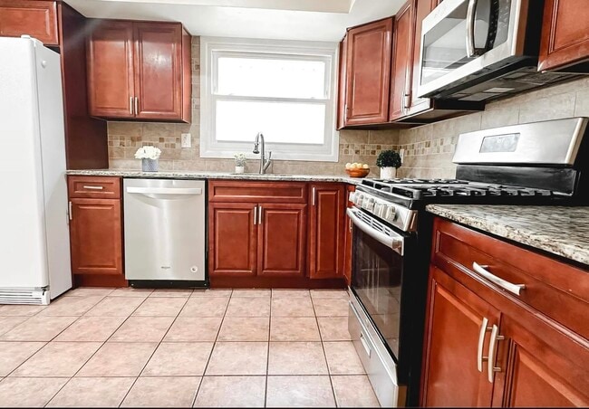 Building Photo - 14 Centre Ln