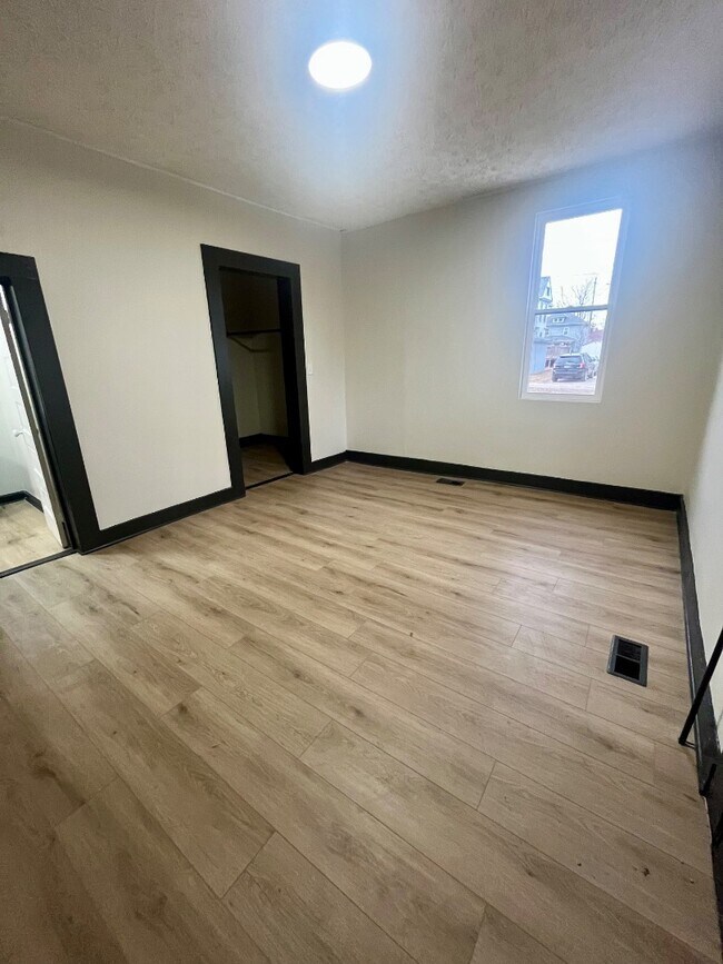 Building Photo - 914 7th Ave