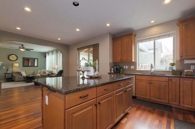 Building Photo - Large 3 bdrm / 2.5 bath with open floor pl...