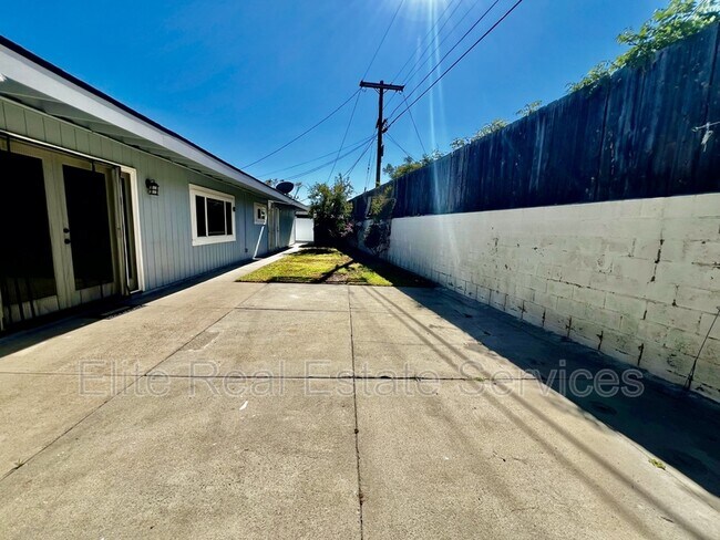 Building Photo - 1012 Barrett Ave