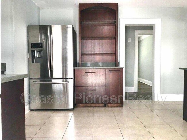 Building Photo - 108 W Hanna Ave