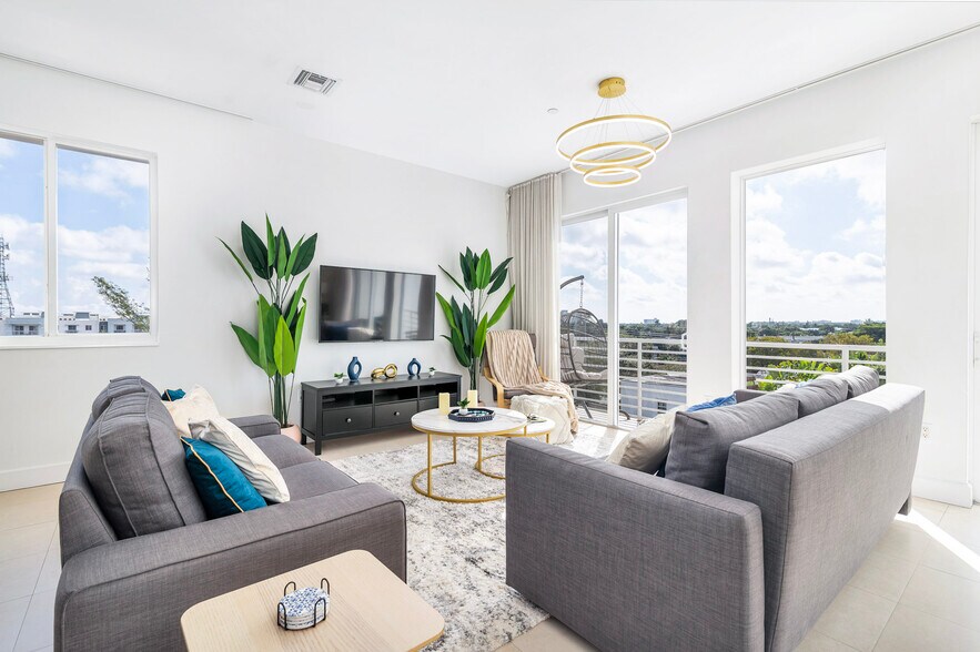 Building Photo - 111 SE 2nd St