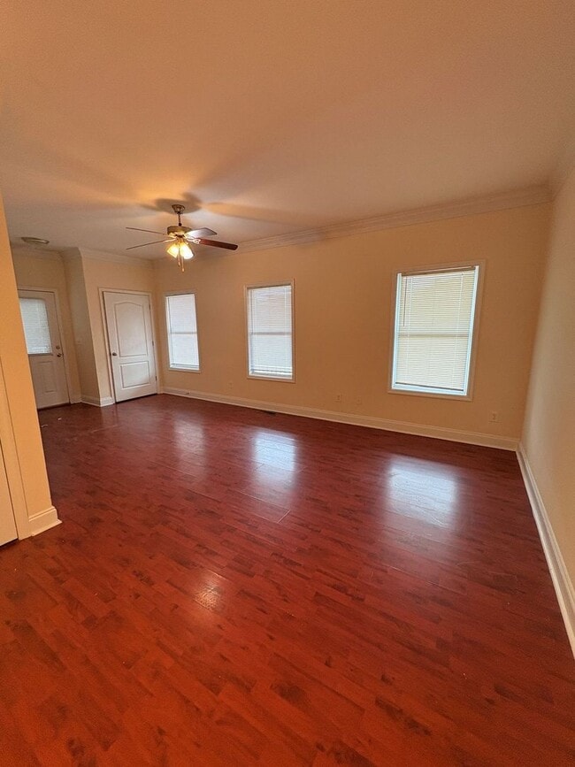 Building Photo - 5 bed, 4 bath townhome WALKING DISTANCE to Downtown & UGA campus!