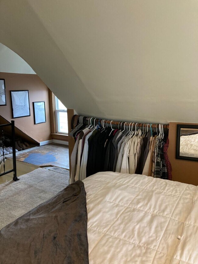 Building Photo - 3+ Bedroom / 2 Bath Single Family Home Ava...