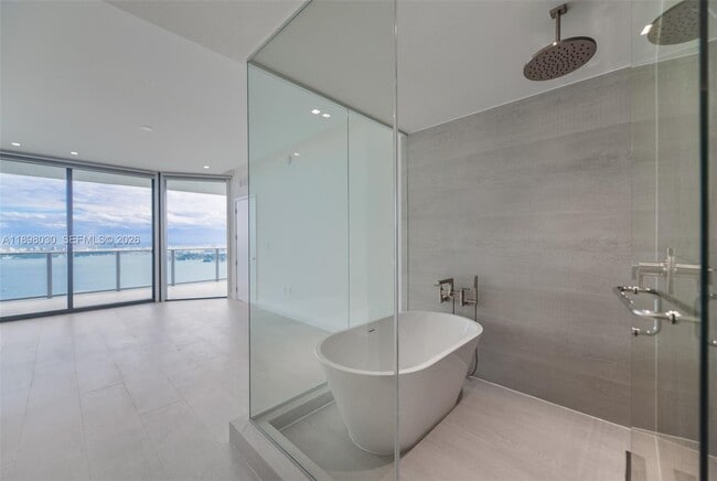 Building Photo - 700 NE 24th St