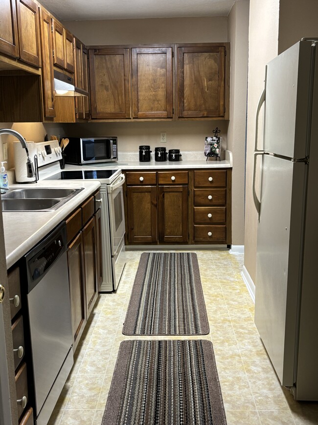 Ample cabinets and counter space. - 3515 Sable Palm Ln