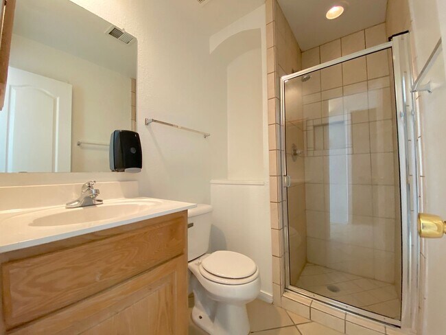 Building Photo - East El Paso 5Bed/3Bath Refrig A/C!