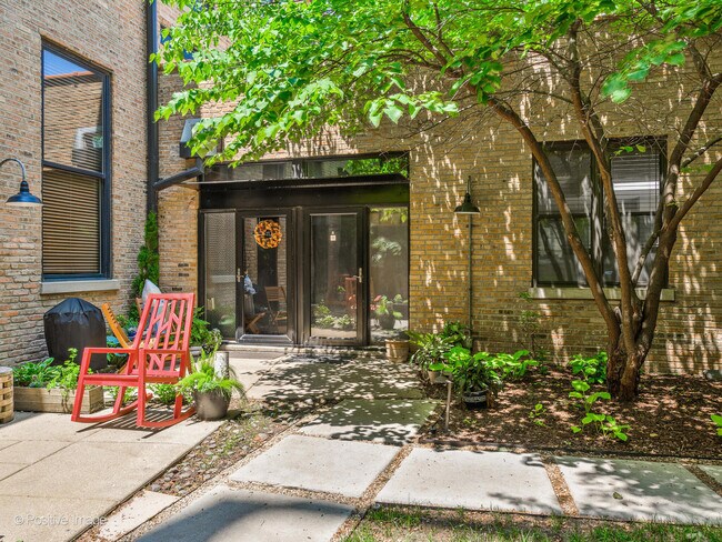 Building Photo - 1872 N Clybourn Ave