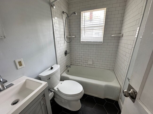 Building Photo - 108-110 Kilbourne Rd