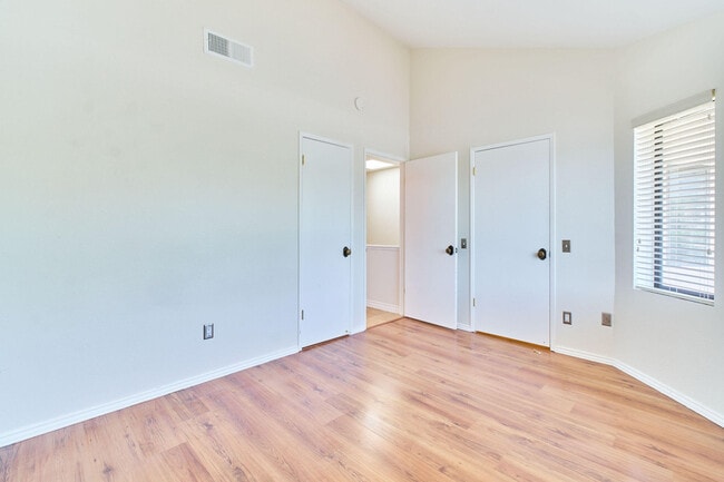 Building Photo - 401 E Vista Chino