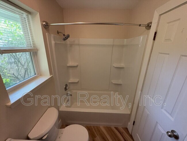 Building Photo - 7401 Bernadette Dr