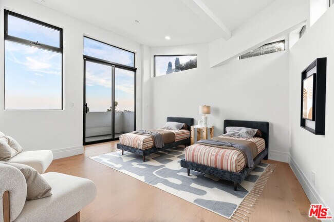 Building Photo - 6380 Meadows Ct