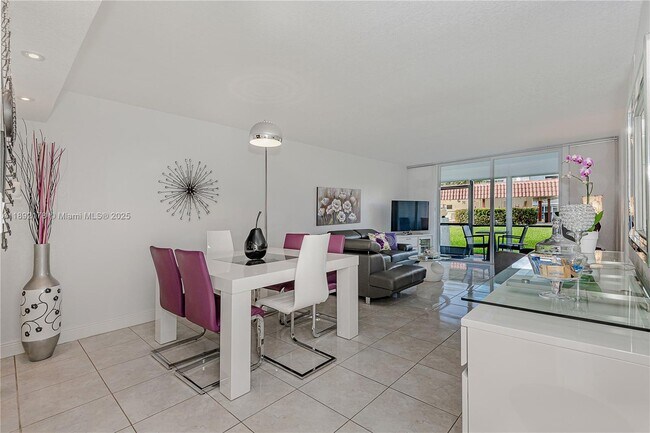 Building Photo - 9410 N Hollybrook Lake Dr