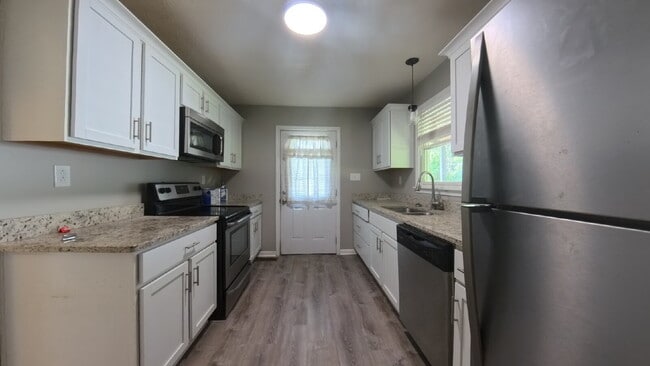 Building Photo - Stunning, Well-Maintained Craftsman Gem