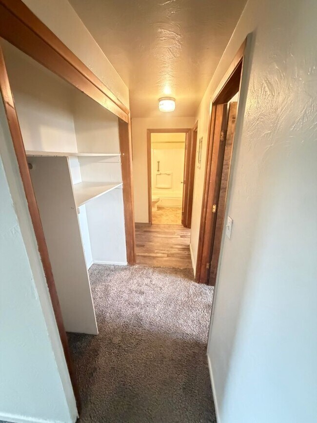 Building Photo - Large Two Bedroom Conveniently located Amenities!