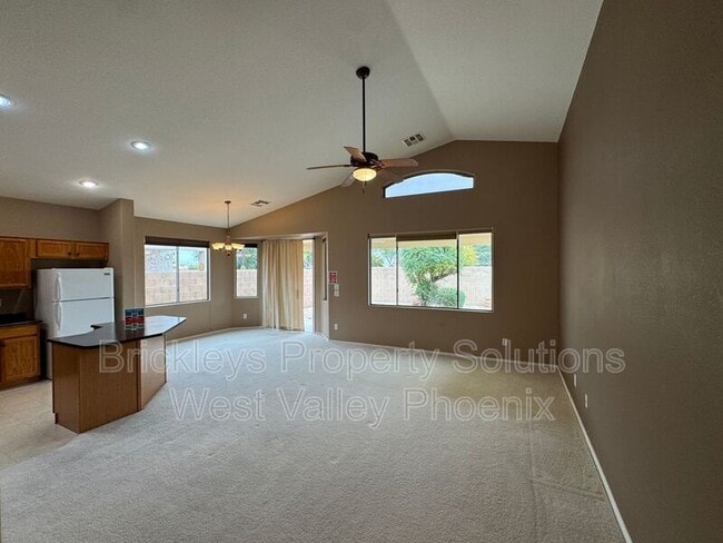 Building Photo - 18151 N Fiesta Dr