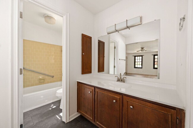 Building Photo - Spacious Canterbury Hills Home