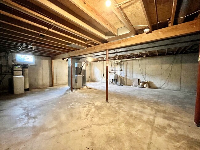 Building Photo - Wabasis 8590-8592