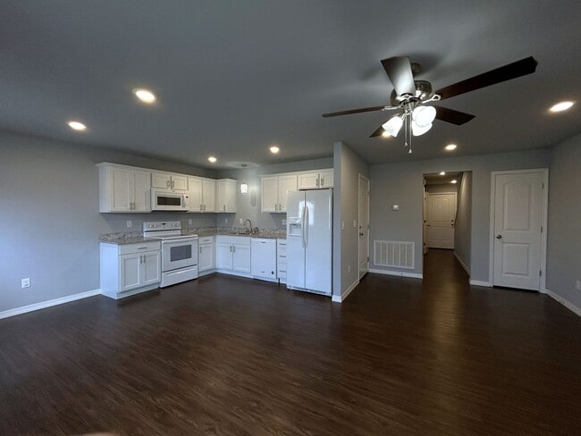 Building Photo - Townhouse with Garage - Minutes from Downt...