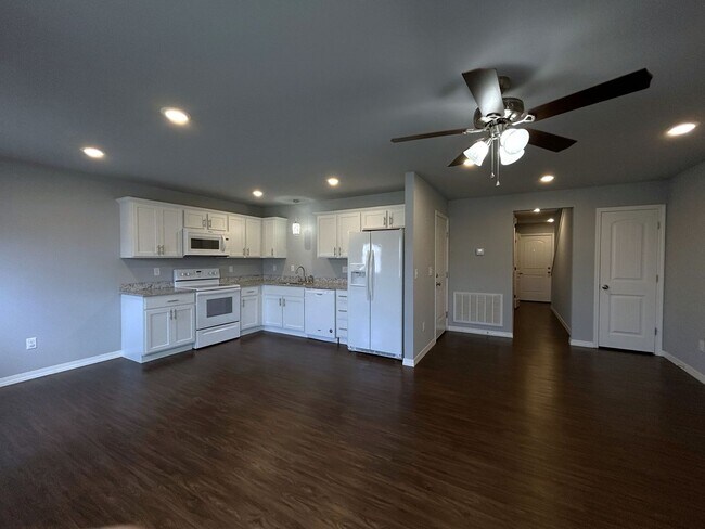 Building Photo - Townhouse with Garage - Minutes from Downtown Rogers