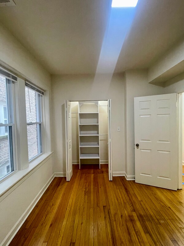 Building Photo - 3549 W Dickens Ave