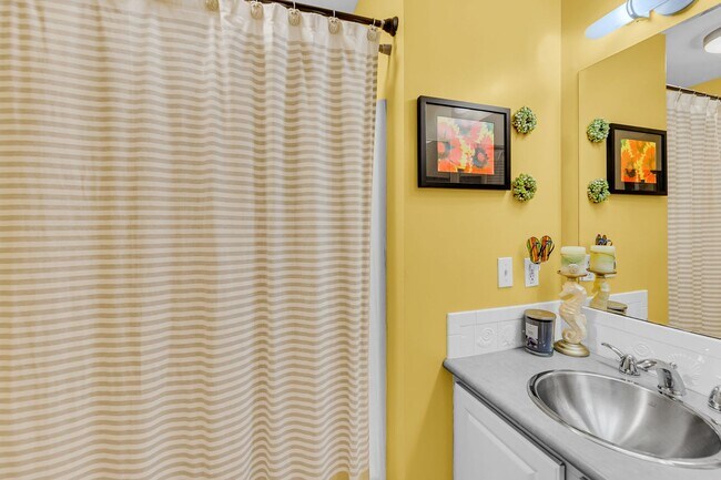Building Photo - Coastal Living in the Heart of Folly Beach