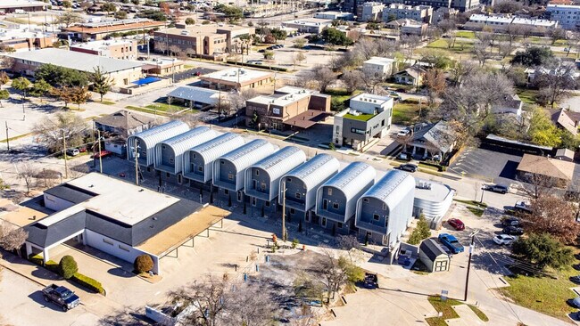 Building Photo - 1264 W Magnolia Ave