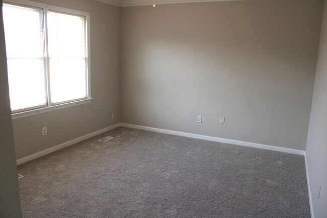 Building Photo - 503 Hillsboro Ln
