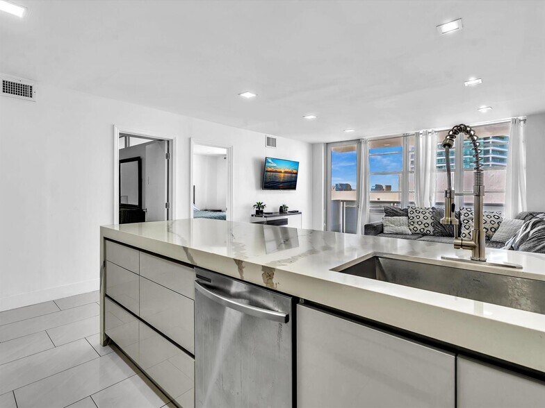Building Photo - 3725 S Ocean Dr