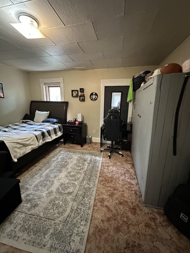 Building Photo - 5 Bed 2 Bath close to UWEC available June 1st! Has a new bathroom!