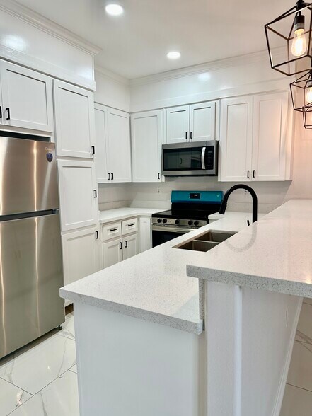 Building Photo - 1006 Escondido Ln E