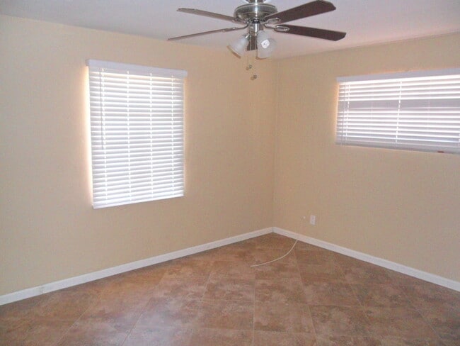 Building Photo - 3 bed, 1 bath, 1,120 sqft