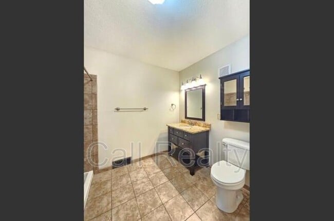 Building Photo - 1017 E Sharp Ave