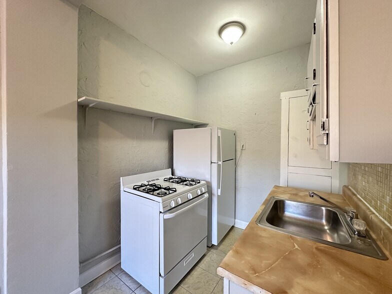 Building Photo - 2249 W Wilson Ave