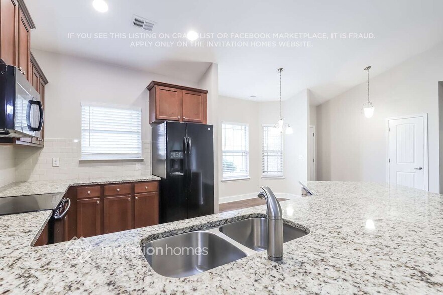 Building Photo - 245 Angela Ln