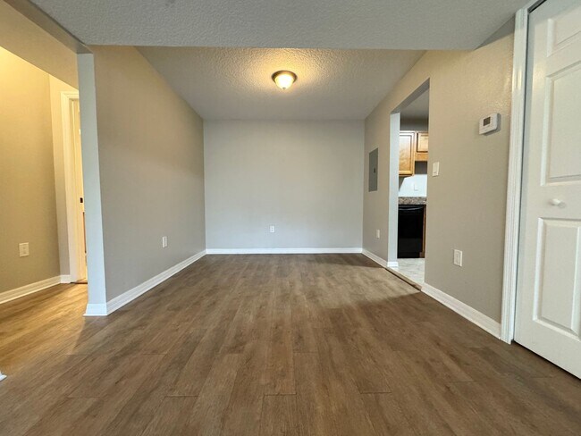 Building Photo - Lovely Winter Springs Condo ~ Vinyl Plank Flooring and Large Screened Patio!