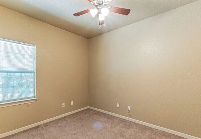 Building Photo - AVAILABLE NOW! (SECTION 8 ACCEPTED)