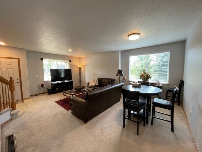 Building Photo - Beautiful two-story home located in Erie!