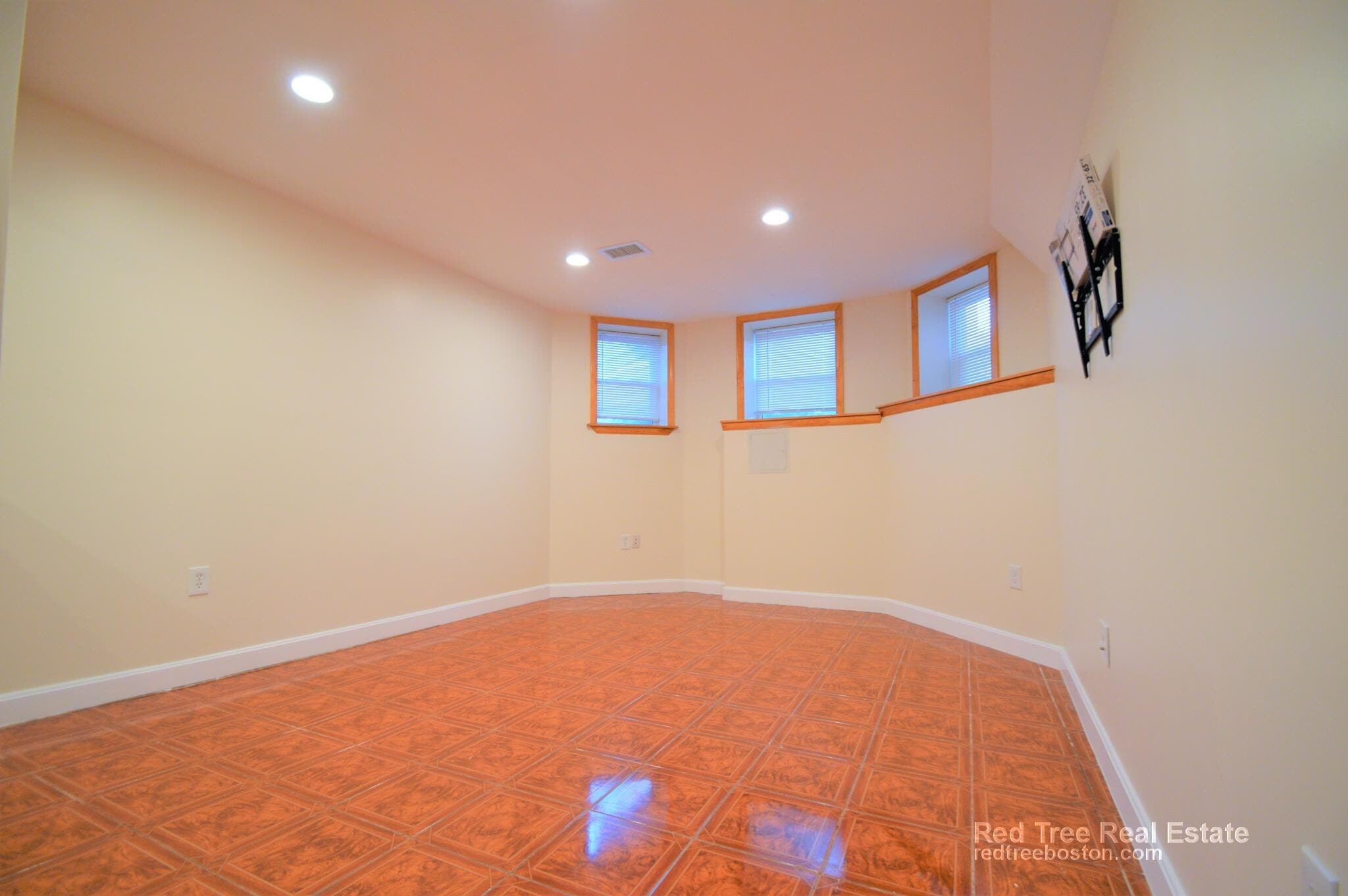 Building Photo - 79 Thatcher St