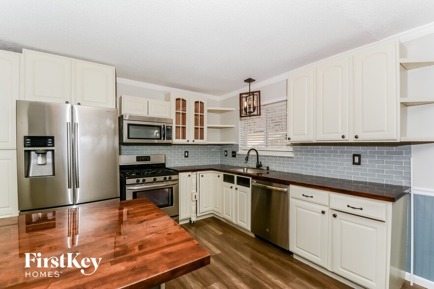 Building Photo - 578 Green Forest Dr