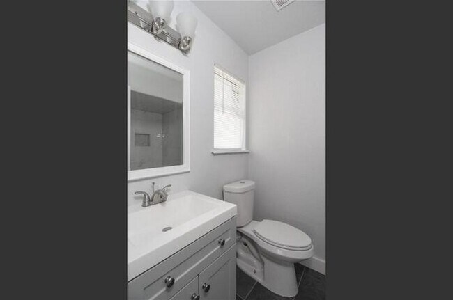 Building Photo - 4013 Kingston Dr