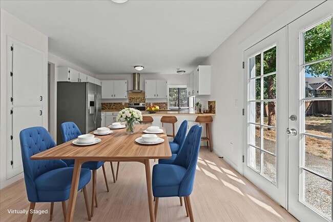 Building Photo - Beautifully Renovated 4-Bedroom, 2-Bath Ho...