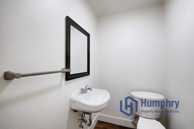 Building Photo - Charming home within walking distance to the greenbelt.