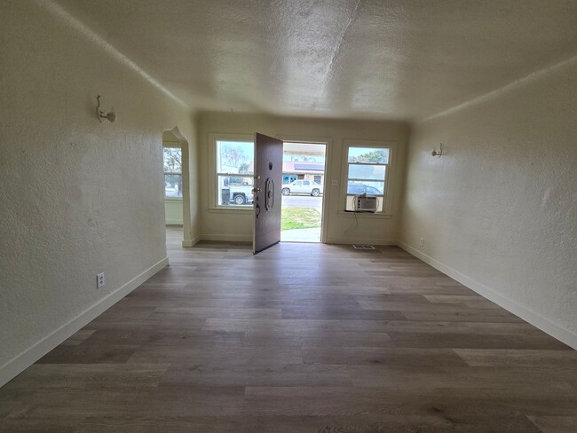 Building Photo - 2 Br 1 Ba with formal dining room