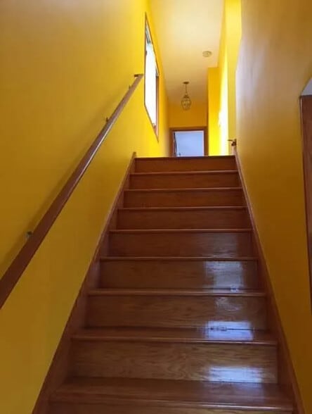 Building Photo - 1322 W 31st Pl