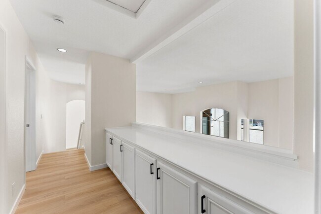 Building Photo - 4 Bed/2.5 Bath Vista Residence Beautifully Upgraded and Ready for Move In!