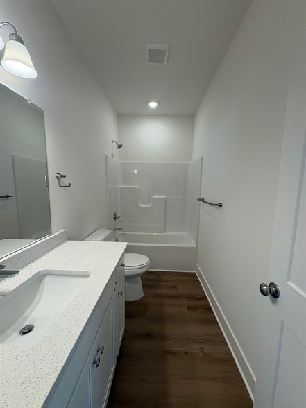 Building Photo - 4827 N Vassar Ave