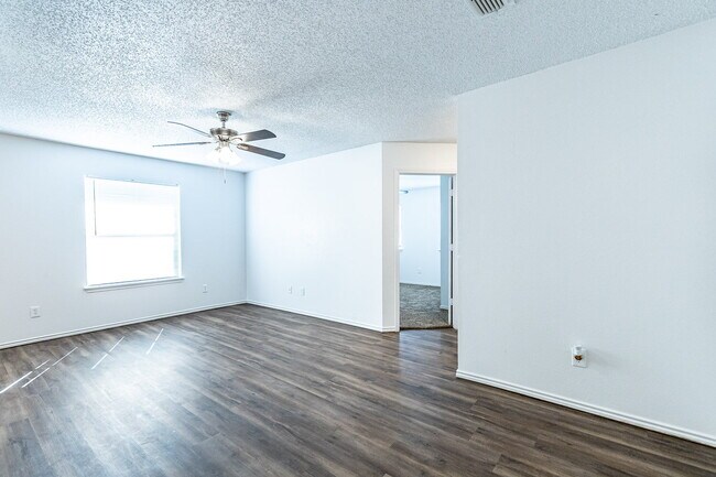 Building Photo - 2 Bedroom House w Large yard